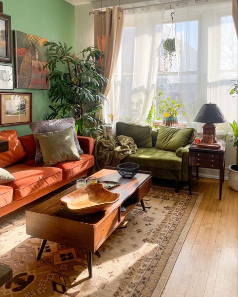 Blue 70s Aesthetic, 70s Aesthetic Living Room, 70s Living Room Aesthetic, Decor Living Room Table, Aesthetic Home Decor Ideas, Green Couch Living Room, 70s Living Room, Living Room Bohemian, Bohemian 70s