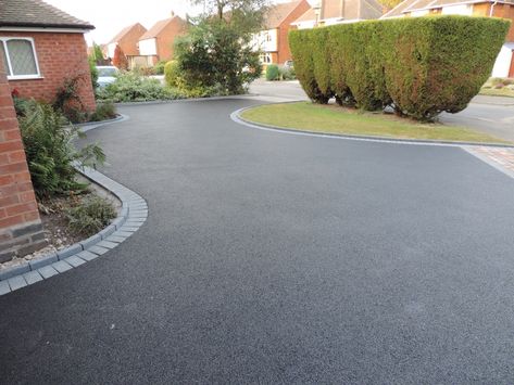 Kerbing Ideas Driveway, Driveway Tarmac Ideas, In Out Driveway Uk, Tarmac And Block Paving Driveway, Tarmac Driveway Ideas Uk, In And Out Driveway Ideas, Front Drive Ideas, Monoblock Driveway Ideas, Black Gravel Driveway