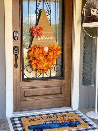 Gnome Fall Wreath, Diy Gnome Door Hanger, Diy Fall Yard Decor, Diy Nomes, Gonk Craft, Fall Gnomes Diy How To Make, Gnome Door Hangers, Diy Fall Door Hangers, Gnome Door Decoration