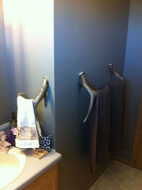 Towel racks!! Antler Shed Ideas, Deer Horn Decor, Antler Towel Rack, Antler Ideas, Fall Decor Home, Deer Antler Decor, Antler Decor, Horns Decor, Antlers Decor