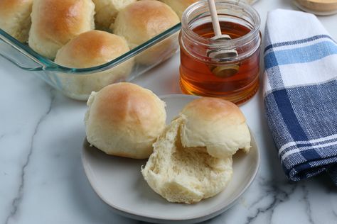 Homemade Dinner Rolls Easy Homemade Dinner Rolls, Easy Homemade Dinner, Vegan Dinner Rolls, Dinner Roll Recipe, Dinner Roll, Easy To Make Dinners, Homemade Dinner Rolls, Dinner Rolls Recipe, Entertaining Friends