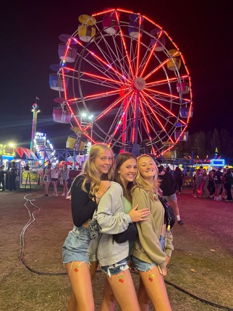 Cute Summer Fair Outfits, Carnival Photoshoot Friends, Fair Outfit Ideas Carnival Summer Night, Fair Fit Ideas, Carnival Pics With Friends, Carnival Pictures Friends, What To Wear To A Carnival Fair, Cute Fair Outfits Summer, Carnival With Friends