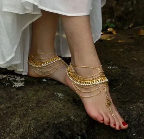 Trending Bridal Indian anklet Ideas - BRIDAL PAYAL designs you’ll LOVE for the Big Day - Witty Vows Anklets Indian, Bridal Anklet, Beach Wedding Sandals, Bijoux Art Nouveau, Barefoot Sandal, Anklet Designs, Ankle Jewelry, Desi Wedding, Indian Aesthetic