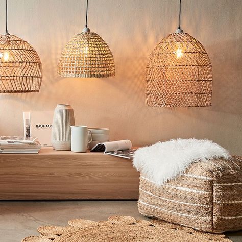 BUTLERS auf Instagram: „Lampen, Leuchten und Co. sorgen für eine stimmungsvolle Beleuchtung 💡 Kennt ihr denn schon unsere brandneuen Lampenschirme? Sie sind aus…“ Cage Light Fixture, Rattan Light Fixture, Rattan Chandelier, Boho Styl, Cage Pendant Light, Hanging Lamp Shade, Rattan Lamp, Bamboo Pendant Light, Rattan Pendant Light