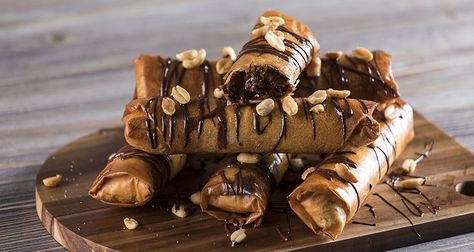 Banana Spring Rolls, Banana Roll, Greek Sweets, Spring Roll Recipe, Processed Sugar, Food Drink Photography, Chocolate Filling, Spring Rolls, Chocolate Banana