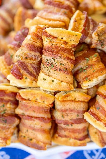 Bacon Wrapped Cream Cheese Crackers - so addictive! These things fly off the plate at parties! Super easy to make with only 3 ingredients! Club crackers, onion and chive cream cheese, and bacon. Can make 10 or 100. Can assemble ahead of time and bake when ready. #superbowl #gameday #bacon #appetizer #bacon #crackers #snacks Onion And Chive Cream Cheese, Cream Cheese Crackers, Bacon Wrapped Cream Cheese, Bacon Crackers, Bacon Appetizer, Chive Cream Cheese, Bacon Cracker, Crackers Appetizers, Football Friday