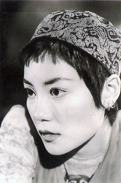 Faye Wong 1999 王菲album Faye Wong Short Hair, Faye Wong Style, 1990s Looks, Faye Wong, Chungking Express, Fantasy Shop, Hair Reference, Pop Singers, 인물 사진