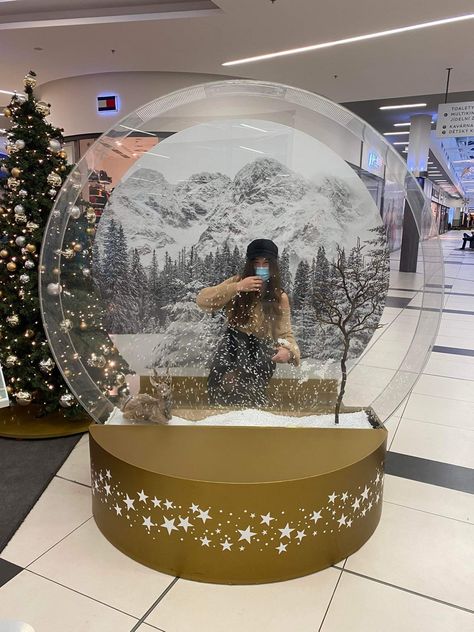 Snowglobe Photo Booth Diy, Christmas Art Installation, Snowglobe Photo Booth, Snow Globe Window Display, Mall Christmas Decorations, Giant Snow Globe, Life Size Snow Globe Photo Booth, Winter Wonderland Christmas Party, Winter Wonderland Ice Sculptures