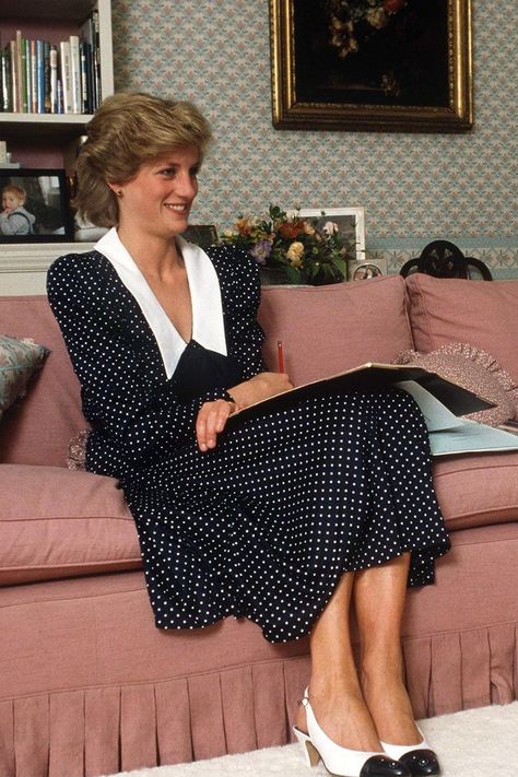 Princess Diana wearing a polka dot dress Princess Diana Dresses, Navy Polka Dot Dress, Looks Kate Middleton, Prins William, Duchess Meghan, Princess Diana Fashion, Prins Harry, Princes Diana, Diana Fashion