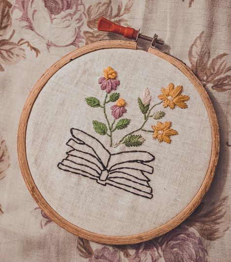 Reading Embroidery Pattern, Embroidery Book Pattern, Book And Flowers, Book Embroidery, Embroidery Business, Crewel Embroidery Patterns, Flowers Embroidery, Embroidery Book, Crewel Embroidery