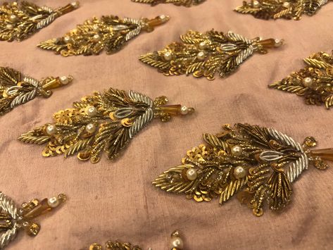 Zardozi Embroidery Designs Border, Zardosi Embroidery Motif, Saree Painting Designs, Zardosi Embroidery, Gold Work Embroidery, Hand Work Design, Embroidery Boutique, Zardozi Work, Zardozi Embroidery