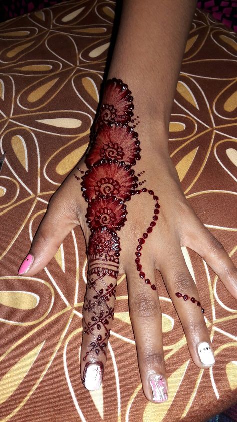 Red And Black Henna, Henna Designs Arm, Small Henna Designs, Cute Henna Designs, Cute Henna Tattoos, Henna Style Tattoos, Jagua Henna, Henna Inspo, Red Henna