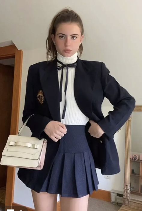 Old Money Uniform, Preppy Chic Style, Light Academia Style, Light Academia Aesthetic, School Skirt, Academia Style, Europe Outfits, Preppy Chic, Tennis Skirts