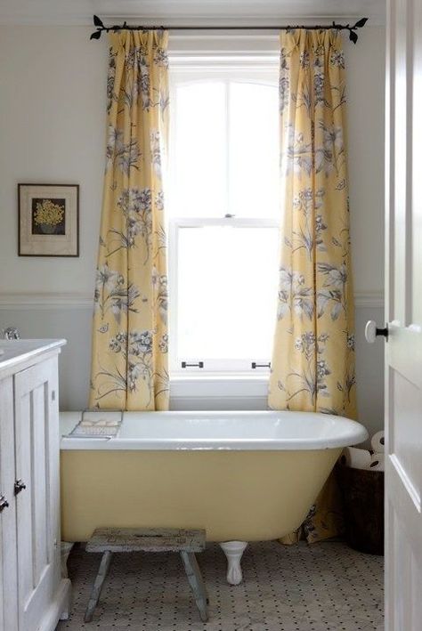 Yellow Farmhouse Bathroom Sarah Richardson Farmhouse, Makeover Kamar Mandi, Country Bathroom Decor, Sarah Richardson Design, French Bathroom, Vintage Bathtub, French Country Bathroom, Sarah Richardson, Yellow Curtains