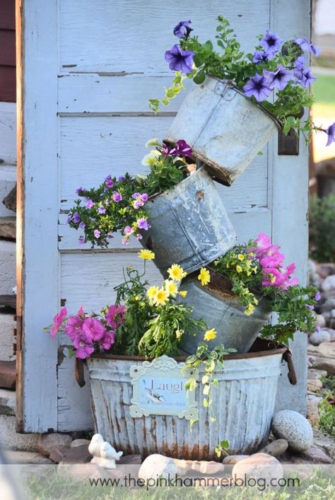 rustic garden decor Rustic Gardening, Taman Vintage, Diy Flores, Flower Tower, Fleurs Diy, Tower Garden, Vintage Garden Decor, Have Inspiration, Garden Containers