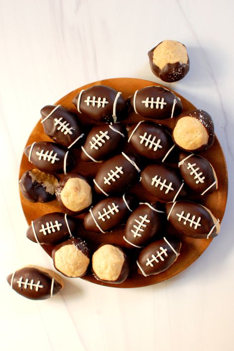 Retro chocolate peanut butter buckeyes living their best life as easy Super Bowl party food! These game day desserts take the cake -- so to speak. Take classic buckeyes, shape them into footballs, dip in chocolate, and decorate with royal icing. Football never food never looked, or tasted, so good. Guaranteed to win game day food. Bet you can't eat just 10! Get the recipe for your the very best of Super Bowl desserts. . . . . . #buckeyes #footballfood #gamedayfood #superbowlfood #partyfood Football Rice Crispy Treats, Game Day Cookies, Super Bowl Dessert Ideas, Football Snack Ideas, Game Day Good, Football Themed Desserts, Game Day Desserts, Football Dessert, Super Bowl Desserts