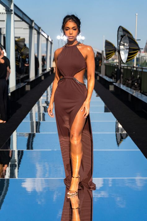 Lori Harvey Brown Dress, Senior Background, Brown Dress Outfit, Harvey Outfits, Dress Beach Outfit, Fashion Week Dresses, Black Tie Attire, Casual Shoes Outfit, Lori Harvey