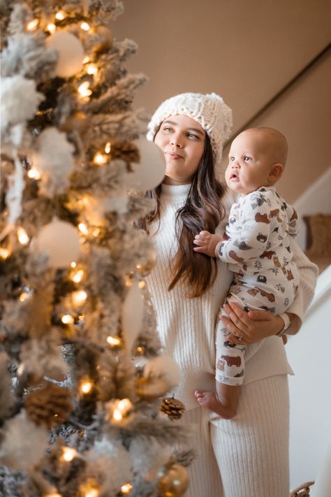 Diy Christmas Tree Photoshoot, Christmas Tree Photoshoot Ideas, Mom And Baby Christmas Photoshoot, Baby And Mom Christmas Pictures, Christmas Photoshoot Ideas Mom And Son, Baby With Christmas Tree, Christian Christmas Photoshoot, Christmas Tree Pictures With Kids, Christmas Photos With Toddler