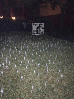 Birthday pranks for grown-up girls! Pranks Ideas Outside, House Prank Ideas, 50th Birthday Pranks, 40th Birthday Pranks, Neighbor Pranks, Funny Birthday Pranks, Senior Prank Ideas, Funny Happy Birthday Brother, Yard Pranks