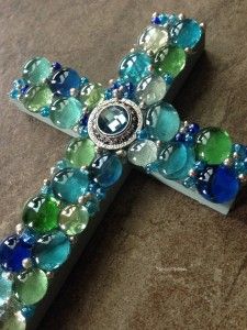 DIY - How to make a mosaic cross. Easy and inexpensive, but pretty craft! #diy #cross Pretty Crafts, Gem Crafts, Bible School Crafts, Mosaic Crosses, Christian Crafts, Cross Crafts, Vbs Crafts, Cross Art, Church Crafts