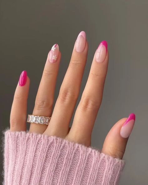 Are you looking for cute pink French tip nails to put a modern twist on a classic French manicure? If so, keep reading to discover unique and colorful ideas for your next nail set! Pink Monochrome Nails, Nail Inspo Round, Pink White Nails, Dark Pink Nails, Pink Monochrome, Cute Pink Nails, Pink Chrome Nails, Short Almond Nails, Manicure Colors