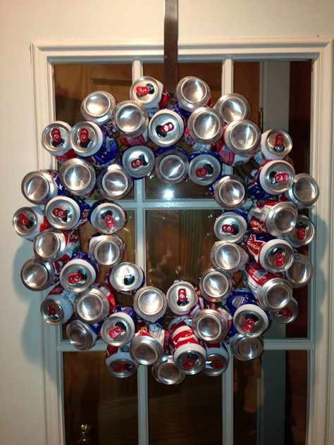 beer can door wreath!!!! loveeee it! Soda Can Wreath, Beer Can Wreath, Can Wreath, Trash Party, Sun Crafts, Wreath Tutorial, Beer Gifts, Autumn Wreaths, White Elephant Gifts