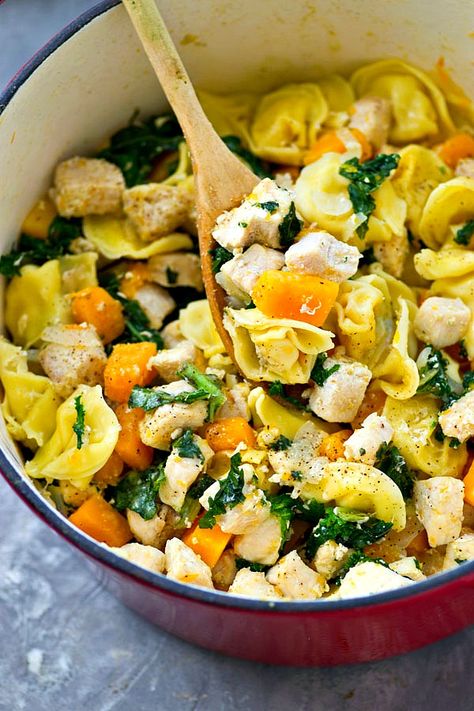 Packed with cheese tortellini, chicken, and lots of butternut squash and fresh kale, this healthier tortellini skillet is an entire easy dinner-in-one that your family won't be able to get enough of! Chicken Tortellini Skillet, Tortellini Chicken, Tortellini Skillet, Healthy Weekly Meal Plan, Butternut Squash Kale, Lazy Dinners, Chicken Tortellini, Weekly Meal Plan, Cheese Tortellini