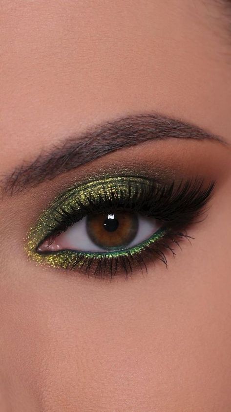 Eye Shadow With Green Dress, Green Eyeshadow Looks For Brown Eyes, Eye Makeup For 50 Year Old Women, Smokey Green Eye Makeup, Silver Smokey Eye Makeup, Horse Makeup, Makeup Verde, Gold Make Up, Silver Smokey Eye