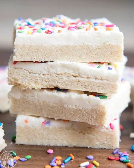 Dessert Bar Recipes, Sugar Cookie Bars Recipe, Recipe With Sour Cream, Sugar Cookie Bar Recipe, Recipes For Parties, Heart Desserts, Sour Cream Sugar Cookies, Food Dinners, Tasty Desserts