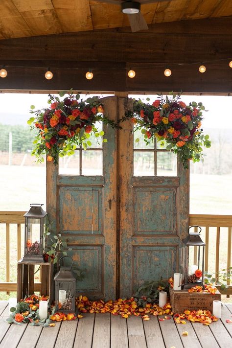 Homemade Barn Doors For Wedding, Antique Wedding Backdrop, Door Arbor Wedding, Antique Doors Wedding Backdrop, Wedding Venue Door Decor, Antique Door Wedding Backdrop, Rustic Door Wedding Decor, Vintage Wedding Backdrop Ideas, Vintage Doors Wedding