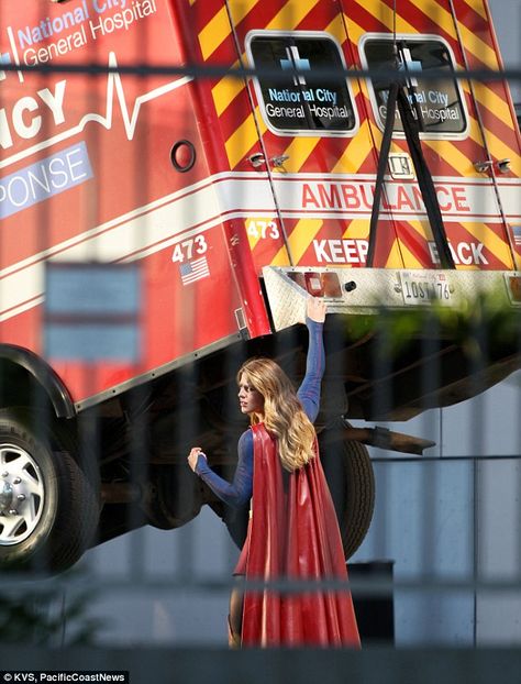 Saving the day! Melissa Benoist hoisted an ambulance into the air while filming Supergirl in Los Angeles on Friday Supergirl Series, Supergirl Cw, Supergirl Cast, Melissa Benoist Supergirl, Supergirl Melissa Benoist, Supergirl Tv, Melissa Supergirl, Supergirl Kara, Supergirl 2015