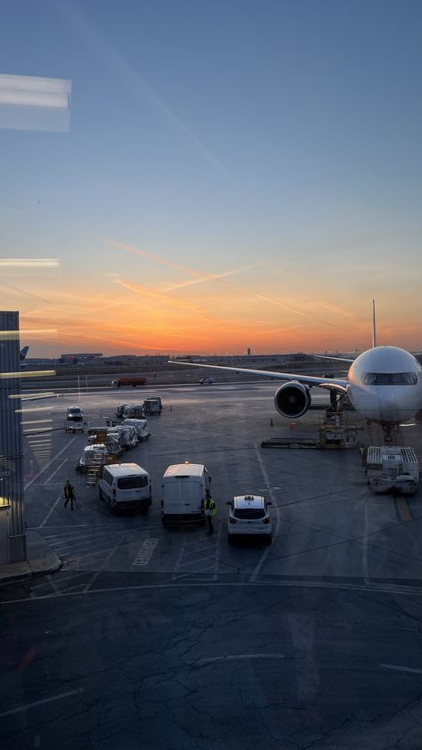 Pretty sunset at Pearson International Airport #sunsets #travel #airport Pearson Airport Toronto, Airport Sunset, Pilot Life, Airplane Aesthetic, Toronto Pearson International Airport, Canada Study, Travel Airport, Student Pilot, Flight Travel