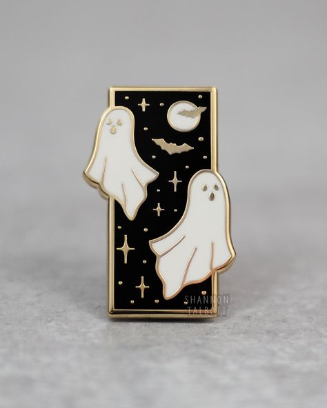 Spooky Ghost Enamel Pin in Gold Plating Halloween Enamel Pins, Lanyard Pins, Pines Aesthetic, Two Ghosts, Cute Enamel Pins, Patches And Pins, Halloween Flash, Ghost Pins, Decorative Pins