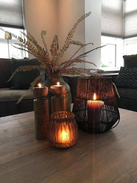 Salontafel decoratie | vazen en windlichten Woonkamer landelijk warm | Maison Ma... - #decoratie #en #landelijk #Ma #Maison #Salontafel #vazen #warm #windlichten #Woonkamer Decoration Hall, Holiday Birds, Decorating Coffee Tables, Living Design, Decoration Table, Riverdale, Interior Design Living Room, Cozy House, Home Living Room