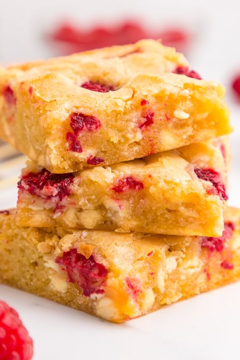 Raspberry White Chocolate Blondies Raspberry Blondies, Mini Carrot Cake, Chocolate Blondies, White Chocolate Blondies, Raspberry White Chocolate, Chocolate Chip Blondies, Mini Carrots, Blueberry Chocolate, White Chocolate Bar