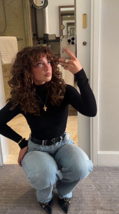 Curly Hairstyles With Turtlenecks, Outfit Ideas Curly Hair, Curly Outfits Fashion, Winter Outfits Curly Hair, Winter Hairstyles Curly Hair, Curly Hair Winter Outfits, Curly Hair Classy, Winter Hairstyles For Curly Hair, Old Money Curly Hair