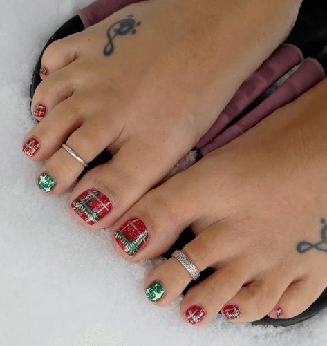 Christmas Gel Pedicure, Pedicure Ideas Christmas Toenails, Christmas Toe Nails 2023, Toenail Art Designs Christmas, Toe Nail Colors Christmas, Christmas Toenails 2023, Christmas Pedicures Toes, Easy Christmas Toe Nail Designs, Toe Nail Designs For Christmas