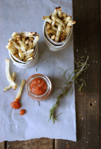 Parsley Root Fries with Roasted Tomato Ketchup - My New Roots Root Recipes, Parsley Root, Vegetable Meals, Parsnip Fries, Preserving Foods, Ketchup Recipe, Homemade Ketchup, Magic Wands, Temper Tantrums