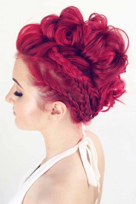 Mohawk Women, Trendy Hairdos, Mohawk Updo, Braided Mohawk, A Hairstyle, Mohawk Braid, Hairstyle Inspo, Mohawk Hairstyles, Top Hairstyles