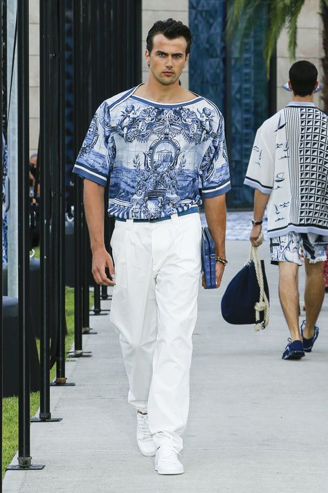 Dolce & Gabbana Spring 2021 Menswear Collection - Vogue Resort Menswear, Dolce And Gabbana Men, Dolce And Gabbana Fashion Show, F Men, Gender Fluid Fashion, Male Fashion Trends, Milano Fashion Week, Dolce E Gabbana, Male Fashion