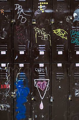 Graffiti In The Lockers College by Javier Márquez Graffiti Locker, Locker Graffiti, Locker Background, Locker Aesthetic, Ryen Trevarrow, Graffiti Aesthetic, Alphabet Graffiti, Locker Ideas, Punk 57