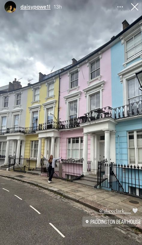 Colourful houses on Primrose Hill outside filming location for Paddington bear Paddington House, Bridgerton London Locations, London Pink Aesthetic, Notting Hill Coloured Houses, Notting Hill London Houses, Paddington Bear House, Doltone House Jones Bay Wharf, Paddington London, London Dreams