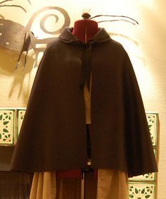 Short Cloak. Pattern link, construction, material source links. Dickens Costumes, Cloak Tutorial, Hooded Cape Pattern, Colonial Fashion, Medieval Attire, Short Cloak, Cloak Pattern, Velvet Cloak, Victorian Cape