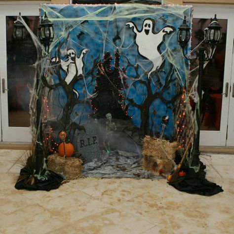 Halloween Photo Backdrop Diy Halloween Backdrop, Halloween Photo Backdrop, Dekorasi Halloween, Halloween Photo Booth, Party Decoration Ideas, Diy Photo Backdrop, Halloween Party Decoration, Halloween Dance, Casa Halloween