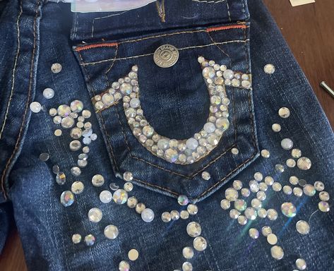 Diy Bedazzled Jeans, Bedazzled Jeans, Pants Ideas, Diy Gem, Painted Clothes Diy, Diy Jeans, Clothes Diy, Denim Crafts, Painted Clothes