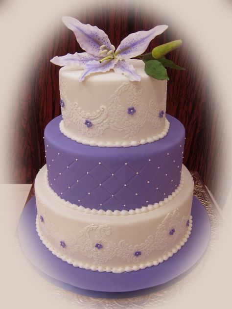 Elegant Purple Wedding, Cakes Elegant, Lavender Wedding Cake, Purple Wedding Cake, Purple Cakes Birthday, Wedding Cake Fresh Flowers, Wedding Cakes Elegant, Purple Wedding Cakes, Gumpaste Flowers