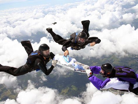 Extreme Ironing: The Insane Sport You Probably Never Knew About. Dangerous Sports, Snowboard Girl, Hobby Lobby Christmas, Hobbies To Try, Great Hobbies, Strange Places, Fun Hobbies, Skydiving, World Of Sports