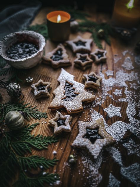 Linzer tart cookies blend buttery, nutty shortbread goodness perfectly with vibrant but sweet jam and are dusted with powdered sugar. Linzer Tart Cookies, Linzer Tart, Tart Cookies, Sweety Pie, Linzer Cookies, Almond Paste, Seal Design, Marzipan, Cookie Recipe