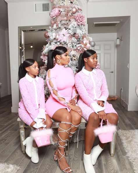 Pink Christmas Photoshoot, Mommy Daughter Photoshoot, Mother Daughter Photoshoot, Christmas Family Photoshoot, Girls Winter Fashion, Xmas Photos, Holiday Photoshoot, Pink Xmas, Mommy Goals