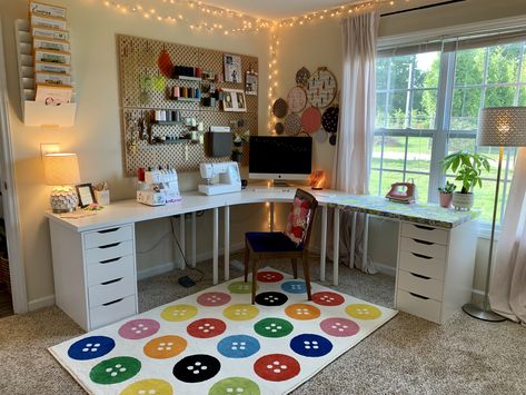 IKEA linnmon and alex tables, IKEA pegboard, pattern storage, minimalistic, minimalistic sewing, apartment sewing room Ikea Sewing Rooms, Office Craft Room Combo, Desk Ikea, Ikea Craft Room, Sewing Desk, Ikea Crafts, Sewing Room Furniture, Sewing Room Inspiration, Sewing Room Storage